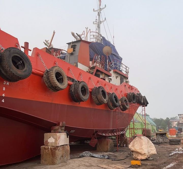 Tugboat di area yard